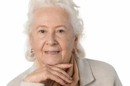 Un éclat juvénile : conseils soins de la peau pour les femmes après 70 ans