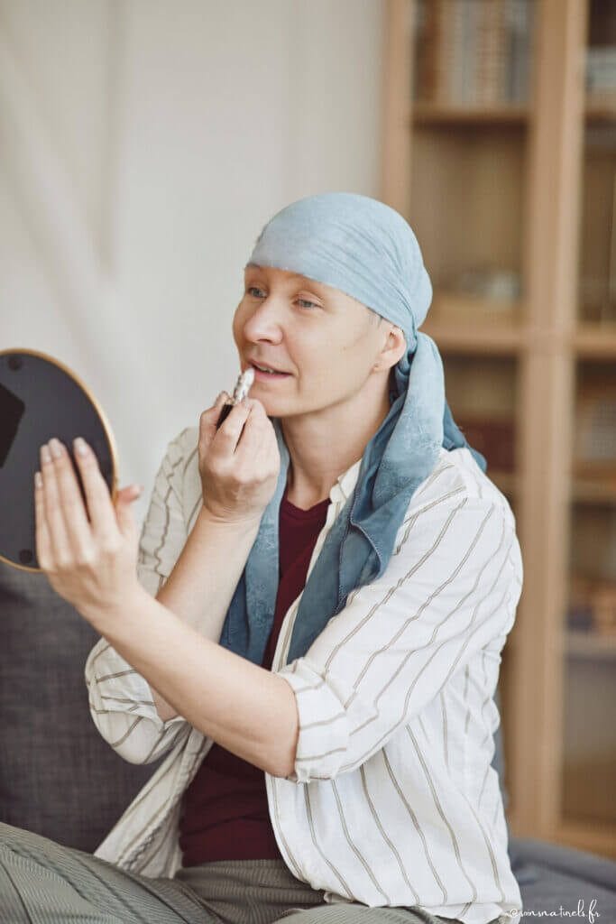 Comment accompagner ma chute de cheveux due au cancer : les gestes à adopter