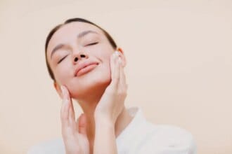 Comment le lifting facial énergétique peut vous aider à retrouver une peau jeune et radieuse