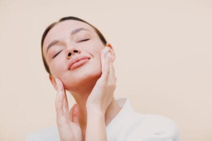 Comment le lifting facial énergétique peut vous aider à retrouver une peau jeune et radieuse