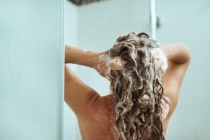 Les bienfaits du sel dans votre shampooing pour des cheveux en pleine santé