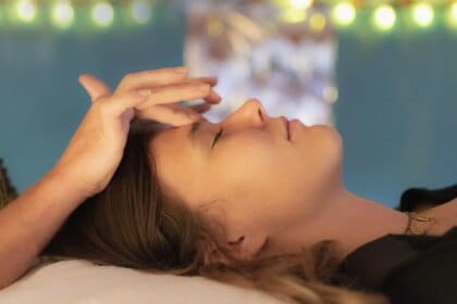 Le pouvoir du Reiki : un guide complet pour les débutants