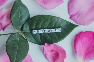 7 plantes adaptogènes pour l'équilibre hormonal : remèdes naturels